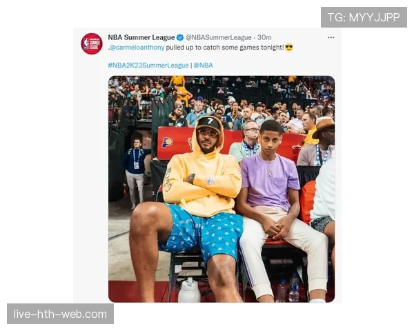 凯蒂·莱德基训练完顺手把泳池水费单撕了